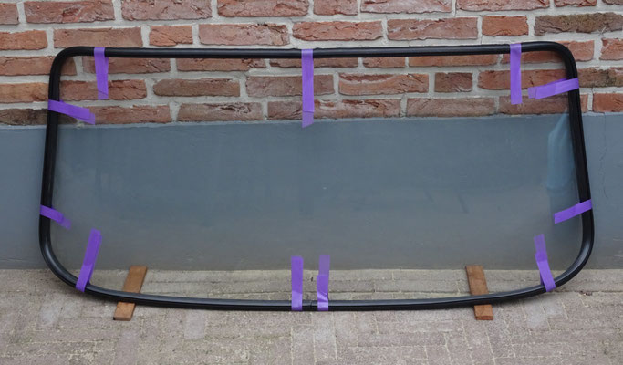 Voorruit van een Ford 12M P6 met een nieuw rubber.