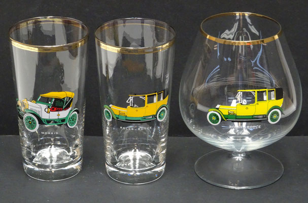 Diverse glazen met afbeeldingen van historische auto's.