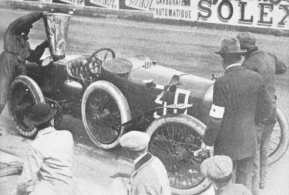 Rolland Pilain in de pits in 1912.