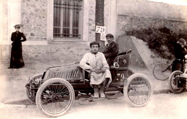 Een Darracq in de wedstrijd Paris-Berlin in 1901. (foto collection Jules Beau)