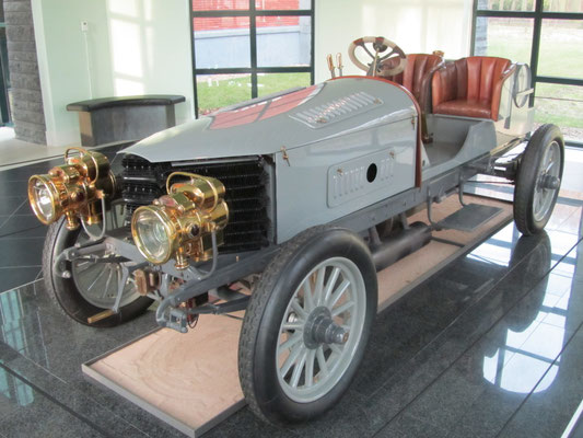 Spyker 60-HP, 1903. Het was de eerste auto met een zescilinder motor en de eerste benzineauto met vierwielaandrijving en remmen op de voorwielen. (Louwman Museum in Den Haag)