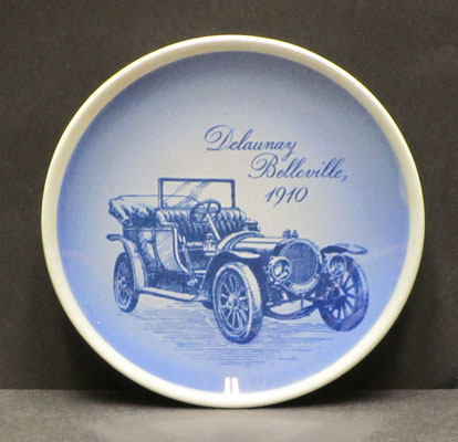 Porselein wandbordje van Denmark met een Delaunay Belleville uit 1910.