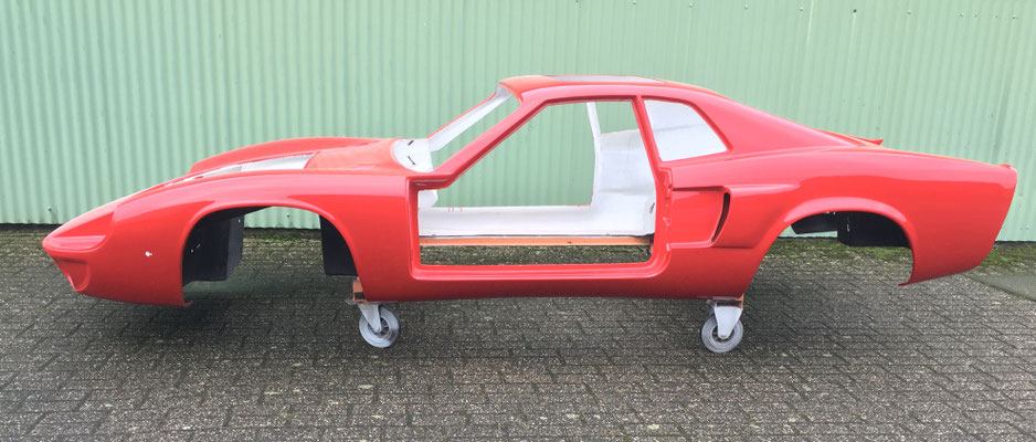 Carrosserie afgewerkt met de definitieve laklagen. Klaar om samen te bouwen en af te bouwen.