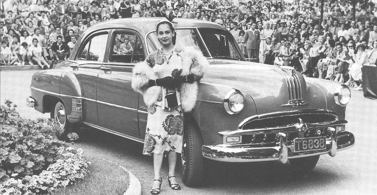 Pontiac Chieftain Sedan uit 1949 tijdens een concours d'élégance in 1950.
