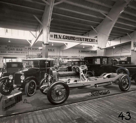 Isotta Fraschini en een Ansaldo worden tentoongesteld  op de RAI van 1924 in de stand van Grund & Co uit Utrecht.