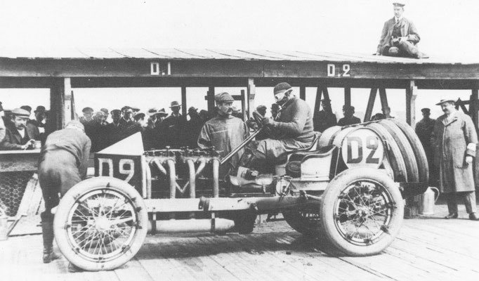 Darracq 120 HP met courreur Rigal tijdens de Grand Prix van de ACF in 1907.