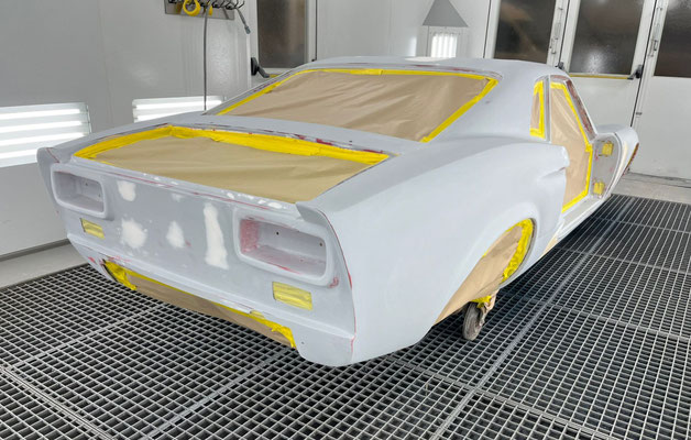 Carrosserie voorzien van spuitplamuur en geschuurd.