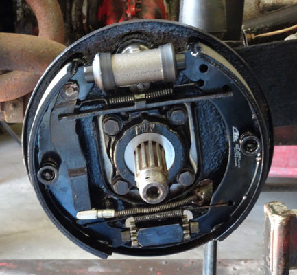 Trommelremmen achter, remcilinders en remschoenen vernieuwd.