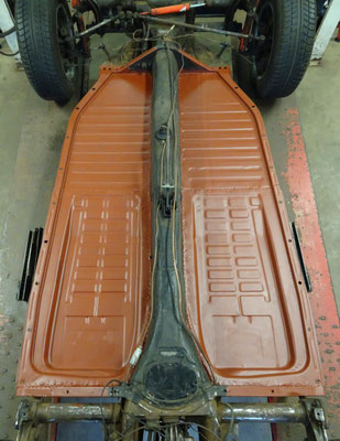 Body-off, nieuwe bodemplaten, afgelast en behandeld met roestwerende primer.