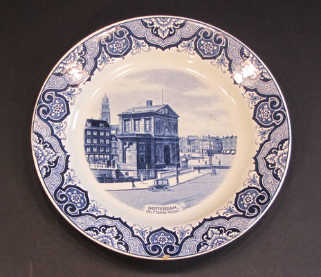 Bord als wanddecoratie, met een ongeveer honderd jaar oude afbeelding van een auto bij de Delftsche Poort in Rotterdam.