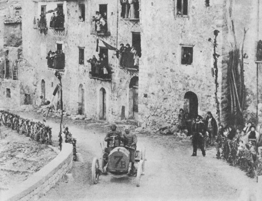 Nando Minioia met zijn Isotta-Fracschini op weg naar de tweede plaats in de Targa Florio 1907. Felice Nazarro met Fiat werd eerste.
