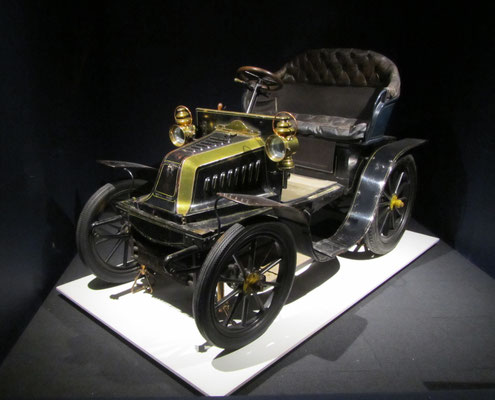 Darracq 8-HP two-seater uit 1901. (Louwman Museum in Den Haag)
