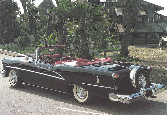 Oldsmobile 98 Starfire Cabriolet uit 1955.