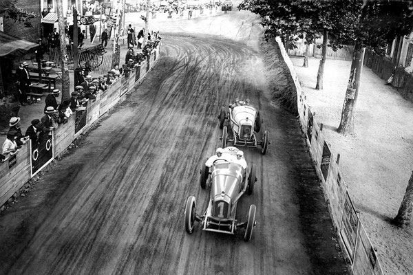 Een Ballot op kop in de Franse Grand Prix in 1921 op het circuit van Le Mans.