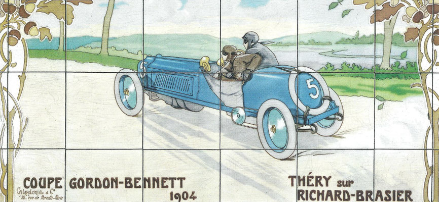 Een tegeltableau met daarop afgebeeld de winnaar Théry met een Brasier van de Coupe Gordon-Bennet in 1904.