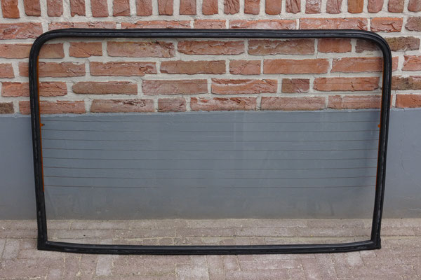 Achterruit van een Opel Rekord Coupé C met een nieuw rubber.