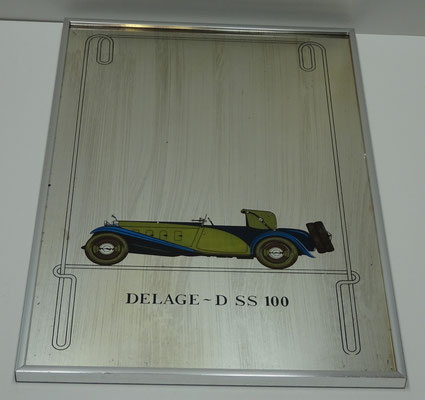 Spiegel met een advertentie van Delage.