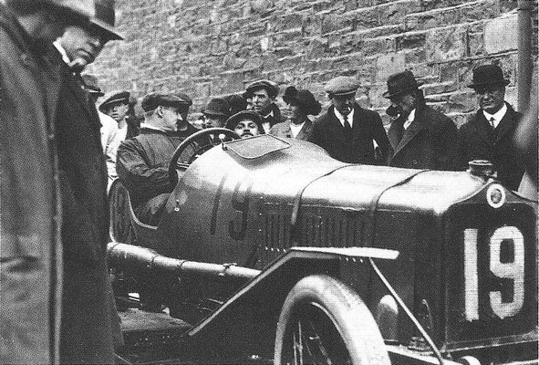Een Minerva 3,3 liter bij de Tourist Trophy Race op Isle of Man in 1914.
