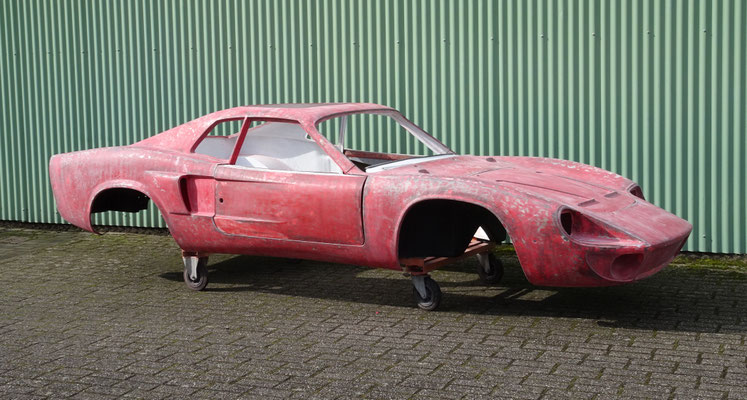 Carrosserie voorzien van epoxy coating. Vervolgens meerdere keren afwerken met epoxy plamuur en schuren.