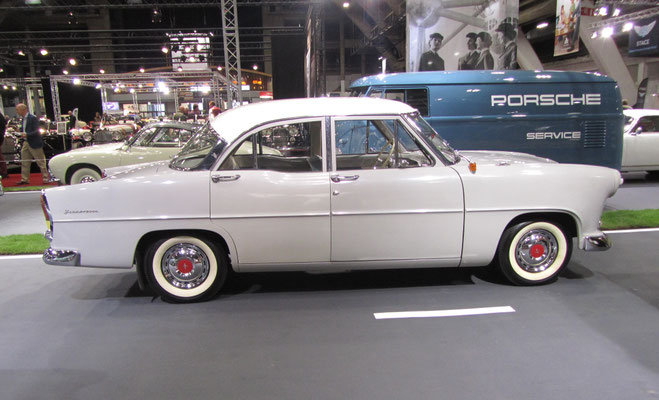 Simca Vedette Versailles uit 1958. (Interclassics Brussels 2018)