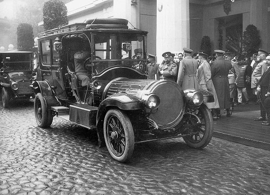 Tsar Nicholas II loopt naar bij zijn op wens gebouwde  Delaunay-Belleville in 1913.