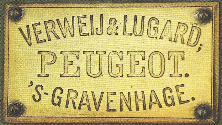 Messing leveranciersplaatje gemonteerd in een Peugeot.