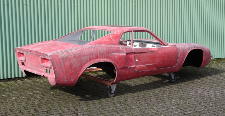 Carrosserie voorzien van epoxy coating. Vervolgens meerdere keren afwerken met epoxy plamuur en schuren.