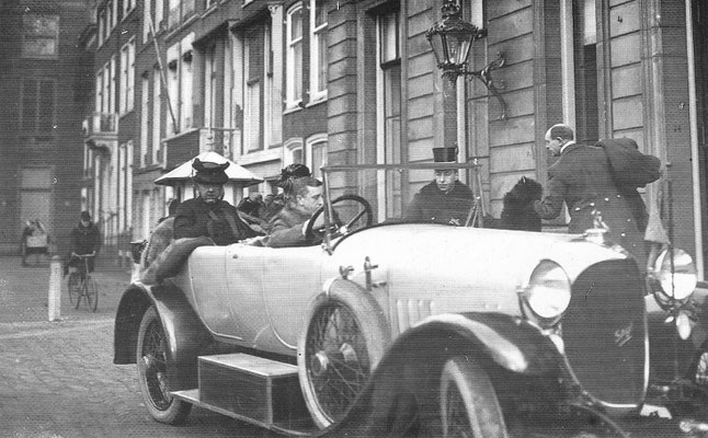 Koningin-moeder Emma in 1924 in de Spyker C4.