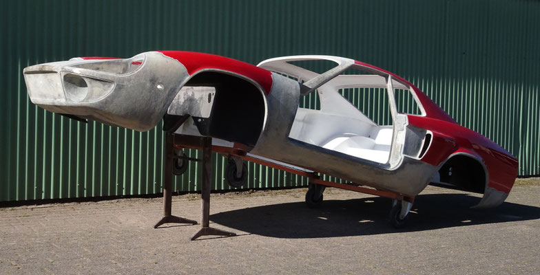 De glasvezel versterkte polyester carrosserie heeft osmose. Lak, plamuur en gelcoat moeten verwijderd worden.