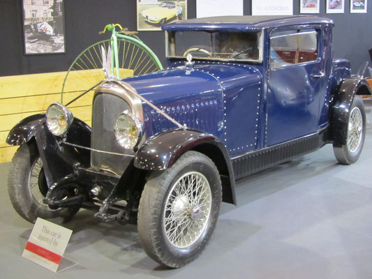 Een Voisin op de Techno Classica 2015 in Essen.