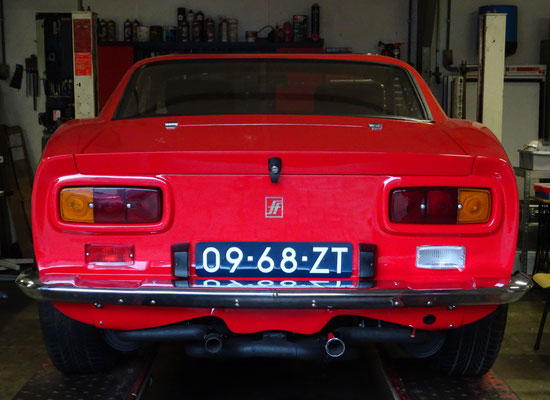 Verchroomde bumper van een Mazda 616 1e serie.