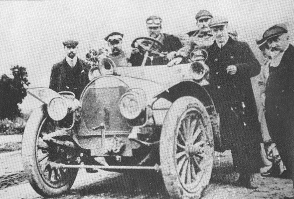 De Spyker in Moskou tijdens de wedstrijd Peking-Parijs in 1907 met Charles Godard achter het stuur.