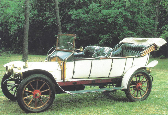Motobloc 12 HP Type O double-phaéton uit 1910.