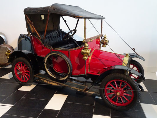 Spyker 7-HP Two-Seater ontworpen door Lavoilette, 1912. Het bleef bij dit ene prototype en Maarten Toonder gebruikte de auto als voorbeeld  voor "De Oude Schicht" waarin heer Olie B. Bommel met Tom Poes rondreed. (Louwman Museum in Den Haag)