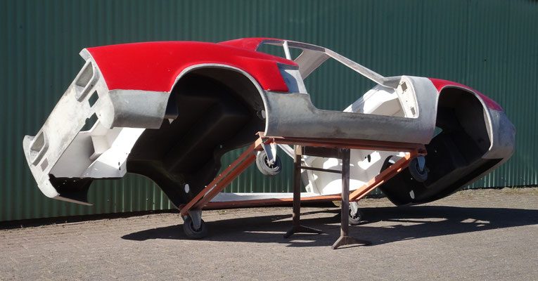 De glasvezel versterkte polyester carrosserie heeft osmose. Lak, plamuur en gelcoat moeten verwijderd worden.