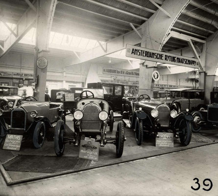 Stand van ARM uit Amsterdam op de RAI in 1924 met de merken Minerva, Mathis en Austro-Daimler.