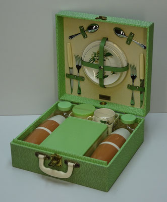 Picknick koffer (picnic hamper), 2-persoons, uit midden vorige eeuw van Brexton (England) met o.a. 2x thermosfles Vacco de luxe 0,45 litres (England), 1x food box en 2x glazen milk bottle.