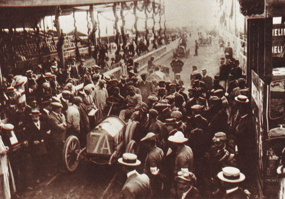 Vincenzo Trucco met een Isotta-Frachini aan de start van de derde Targa Florio in 1908.