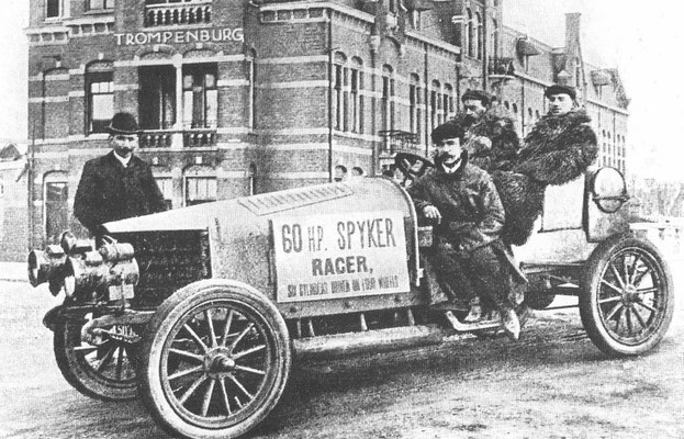 De Spyker racer voor de Amsterdamse fabriek in 1903/1904.