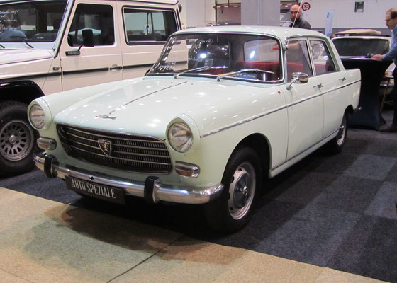 Peugeot 404 uit 1965. (Interclassics Brussels 2018)