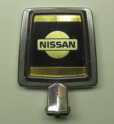 Motorkap ornament van Nissan.