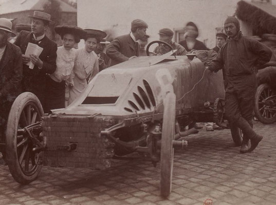 Camille Jenatzy met Pipe op het Circuit des Ardennes in 1904. (collection Jules Beau)