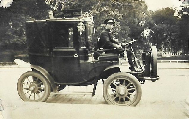 Een taxi van de A.R.M. met de heer C.J. Hölzel