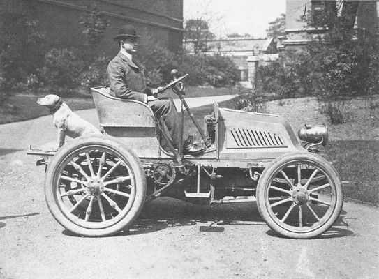 Mors Petit Duc uit 1902 met C.S. Rolls achter het stuur.