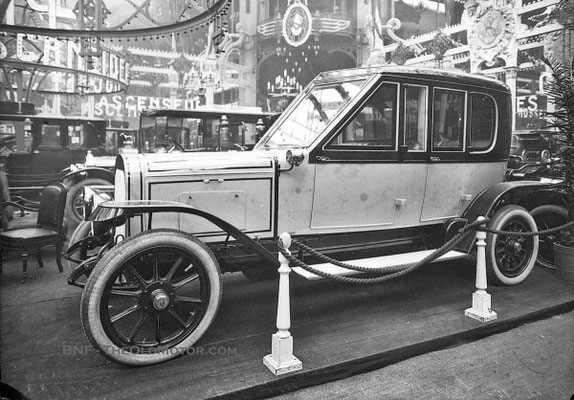 Pipe limousine tentoongesteld op de Salon de l’Auto 1910 in Frankrijk.