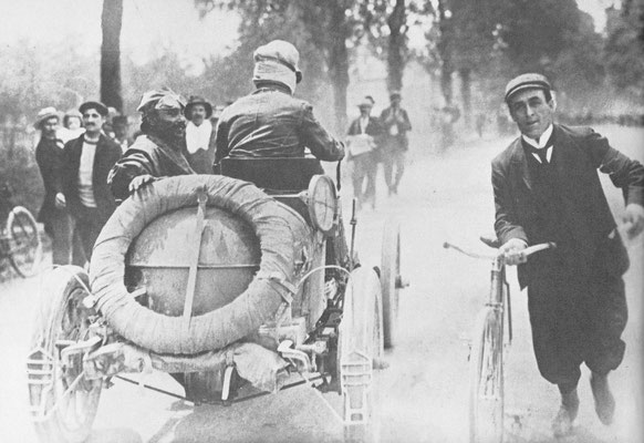 Louis Renault met z'n mecaniciën Szisz aan de start van de race Parijs-Madrid 1903. Op de route van deze noodlottige wedstrijd stonden naar schatting 3 miljoen kijkers.
