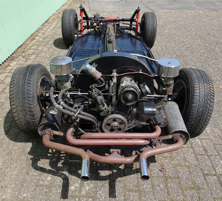 Motor Volkswagen type 1, 1835 cc met wisselstroom dynamo, elektronische ontsteking, dubbele carburateurs en een thermostaat gestuurde oliekoeler. Versnellingsbak met lange overbrengingsverhouding.