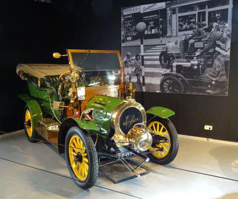Spyker 12-16-HP Double Phaeton, 1905 (Louwman Museum in Den Haag). Deze auto werd in de vijftiger jaren gebruikt in de film Genevieve.