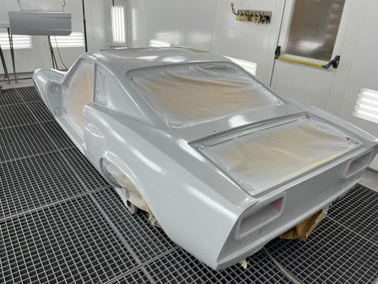 Carrosserie voorzien van een grondlaag.