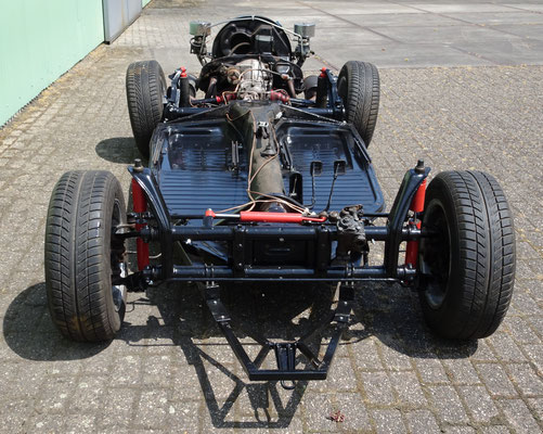 Chassis uit 1969 met nieuwe bodemplaten en frameversterking, alles ontroest en behandeld.